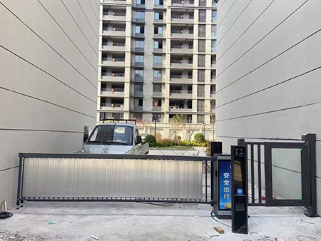 徐州小區(qū)客戶車牌識(shí)別+電動(dòng)門+人行通道